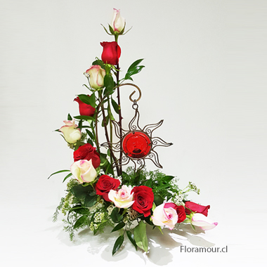 Curva de rosas combinadas con candelabro metálico Sol colgante de vidrio rojo.
(Sólo Santiago)